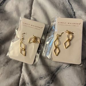 Gold hang earrings